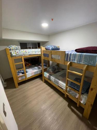 2 stapelbedden in een kamer met houten vloeren bij Sauvi Ocean in Lima