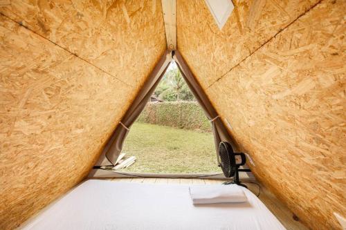 een uitzicht vanuit een tent met een raam bij SURFSIDE MARESIAS in São Sebastião