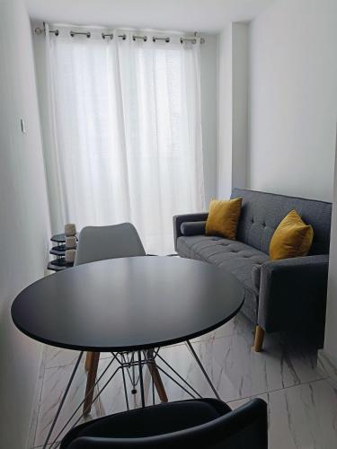 a living room with a table and a couch at Hermoso Apartamento ven de trabajo o turismo te va a encantar in Panama City