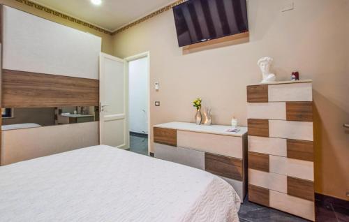 - une petite chambre avec un lit et un lavabo dans l'établissement 2 Bedroom Awesome Home In Mitogio, à Gaggi