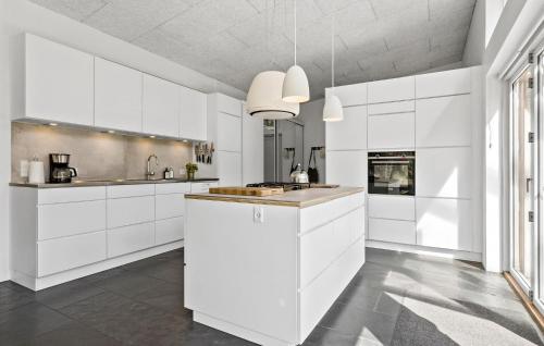 Bedsted ThyにあるStunning Home In Bedsted Thy With Wifiの白いキッチン(白いキャビネット、シンク付)