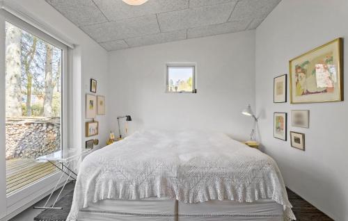 Habitación blanca con cama y ventana en Stunning Home In Bedsted Thy With Wifi, en Bedsted Thy