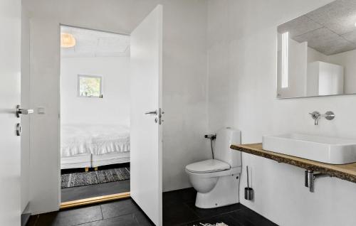 Stunning Home In Bedsted Thy With Wifiにあるバスルーム