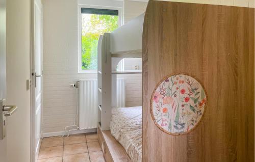 Dormitorio pequeño con litera y ventana en Nice Home In Kilder With Kitchen, en Kilder