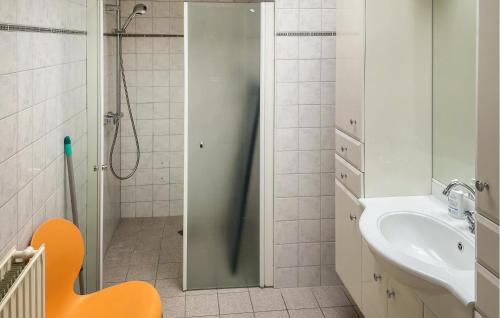 y baño con ducha y lavamanos. en Nice Home In Kilder With Kitchen, en Kilder