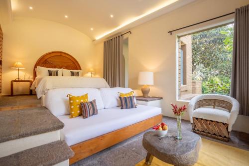 1 dormitorio con cama blanca y ventana en Mision del Sol Resort & Spa, en Cuernavaca