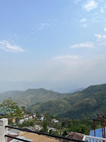 uma vista para um vale com montanhas à distância em Kito Homestay 