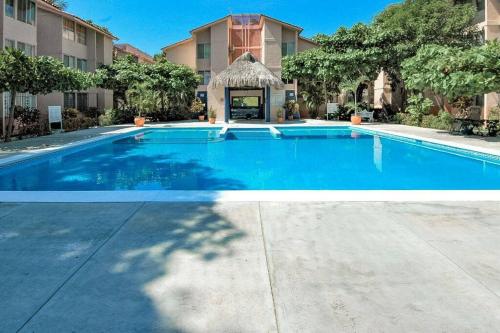 a large swimming pool in front of a building at Un rincón en el pacífico in Santa Cruz Huatulco