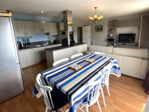 Appartement au calme avec WIFI, balcon, parking au centre de Perros-Guirec, à 500m des commerces - FR-1-368-420
