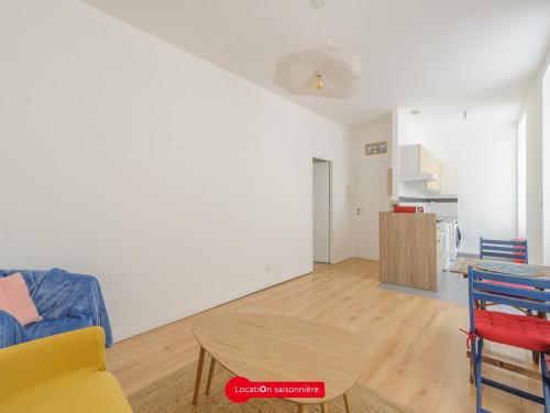un salon avec un canapé et une table dans l'établissement Appartement Charme & Confort à 10m du Vieux Port- La Rochelle, 2 Pers, Wifi & Équipements Complets - FR-1-535-56, à La Rochelle