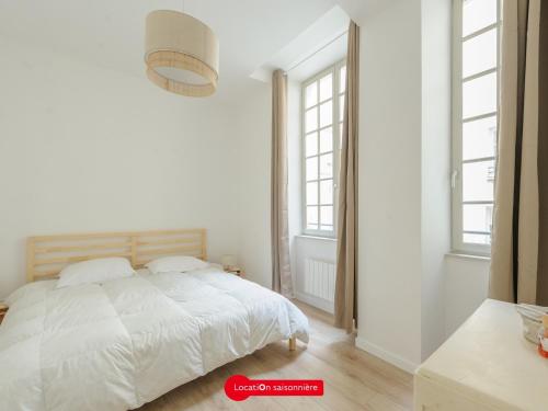 - une chambre blanche avec un lit blanc et des fenêtres dans l'établissement Appartement Charme & Confort à 10m du Vieux Port- La Rochelle, 2 Pers, Wifi & Équipements Complets - FR-1-535-56, à La Rochelle