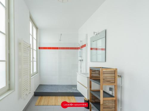 une salle de bain avec une douche, un lavabo et un miroir dans l'établissement Appartement Charme & Confort à 10m du Vieux Port- La Rochelle, 2 Pers, Wifi & Équipements Complets - FR-1-535-56, à La Rochelle