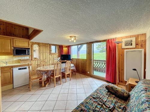 une cuisine et une salle à manger avec une table et des chaises dans l'établissement Charmant 4 pièces avec terrasse face Mont Blanc, proche téléski, village et garage sécurisé - FR-1-560-133, à Combloux