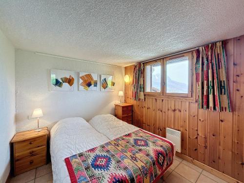 une chambre avec un lit et une fenêtre dans l'établissement Charmant 4 pièces avec terrasse face Mont Blanc, proche téléski, village et garage sécurisé - FR-1-560-133, à Combloux