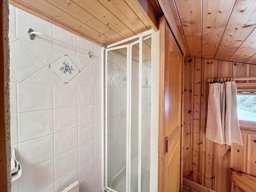 une douche avec une porte vitrée dans une salle de bain dans l'établissement Charmant 4 pièces avec terrasse face Mont Blanc, proche téléski, village et garage sécurisé - FR-1-560-133, à Combloux