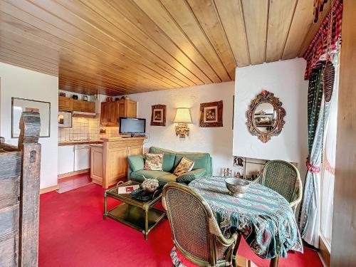 un salon avec un canapé et une table dans l'établissement Appartement 2 pièces avec parking, au pied des pistes - FR-1-560-134, à Combloux