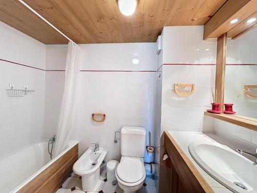 une salle de bain avec toilettes, lavabo et baignoire dans l'établissement Appartement 2 pièces avec parking, au pied des pistes - FR-1-560-134, à Combloux