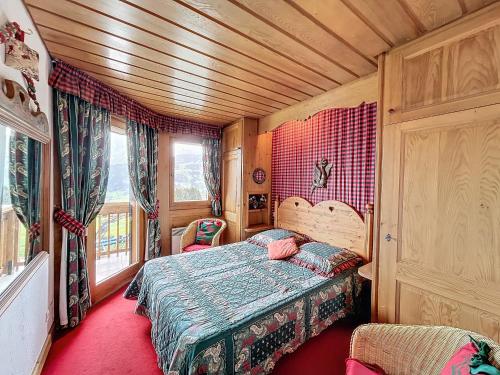 une chambre avec un lit dans une pièce dans l'établissement Appartement 2 pièces avec parking, au pied des pistes - FR-1-560-134, à Combloux