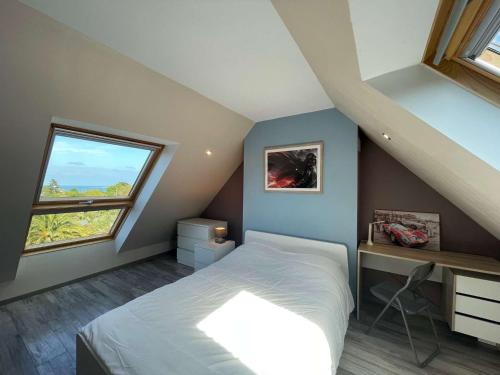 une petite chambre avec un lit et une fenêtre dans l'établissement Maison calme avec jardin et Wifi, proche plages Côte de Granit Rose - FR-1-542-64, à Perros-Guirec