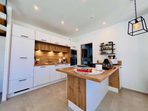 Photo de la galerie de l'établissement Villa T5 - 8 pers - Proche centre & plage - Jardin & terrasse - 3 parkings - Saint-Pierre-Quiberon - FR-1-478-288, à Saint-Pierre-Quiberon