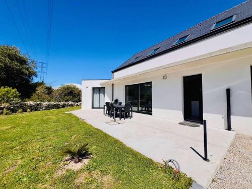 Photo de la galerie de l'établissement Villa T5 - 8 pers - Proche centre & plage - Jardin & terrasse - 3 parkings - Saint-Pierre-Quiberon - FR-1-478-288, à Saint-Pierre-Quiberon