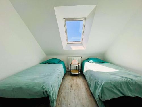 2 aparte bedden in een kamer met een raam bij Villa Saint-Pierre-Quiberon, 5 pièces, 8 personnes - FR-1-478-288 in Saint-Pierre-Quiberon