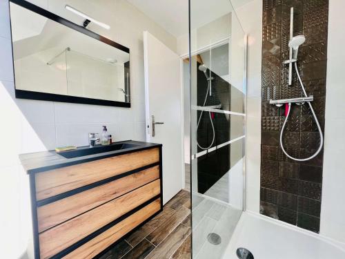 een badkamer met een wastafel en een douche bij Villa Saint-Pierre-Quiberon, 5 pièces, 8 personnes - FR-1-478-288 in Saint-Pierre-Quiberon