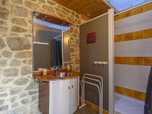 La salle de bains est pourvue d'un lavabo et d'une douche. dans l'établissement Villa Étel, 7 pièces, 8 personnes - FR-1-479-162, à Étel