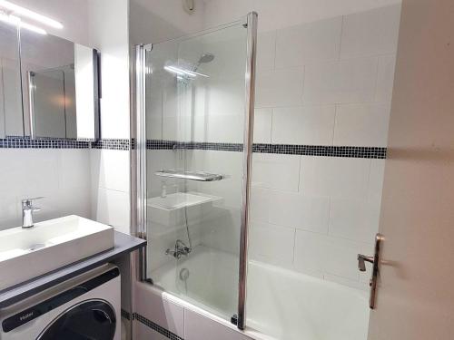 une salle de bain avec douche et lavabo dans l'établissement Grand studio rénové, confort moderne, balcon sud, proche ski et randonnées - FR-1-393-172, à Saint-Michel-de-Chaillol