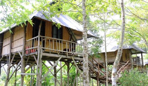 una casa en el árbol en medio de los árboles en Du Nam Riverside Tour Trọn Gói, en Tân Phú