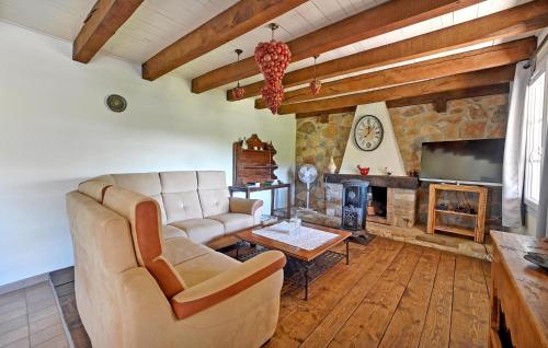 Posezení v ubytování Cozy Home In Saint-Jean-De-Maruéjol
