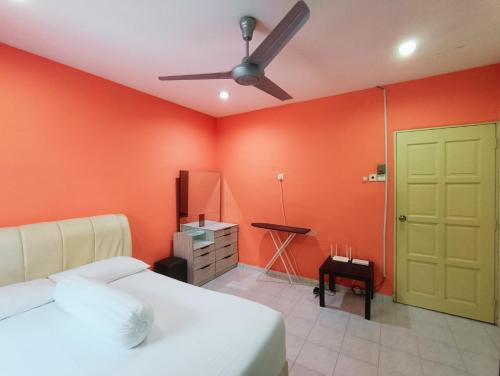 1 dormitorio con cama y puerta verde en Juwita Homestay Bukit Katil - Free Unifi and 15 Minutes To Town en Melaka