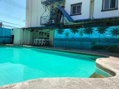 una piscina di fronte a un edificio di PJ INN HOTEL a Angeles