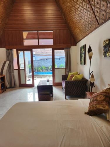 1 dormitorio con 1 cama y sala de estar en VIILA RUMAH KITA SANUR, en Sanur
