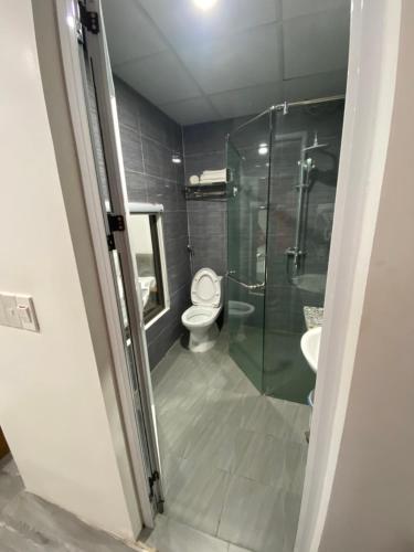 W łazience znajduje się toaleta i przeszklony prysznic. w obiekcie Toàn Phát Hotel w mieście Bắc Quang