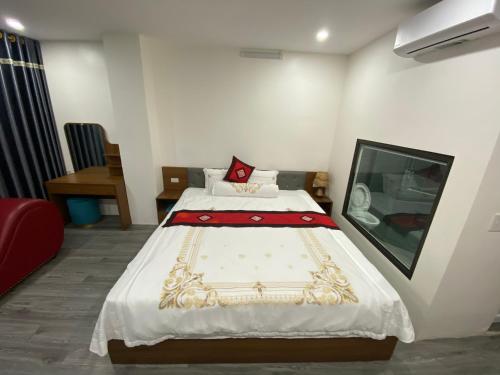 sypialnia z dużym łóżkiem w pokoju w obiekcie Toàn Phát Hotel w mieście Bắc Quang