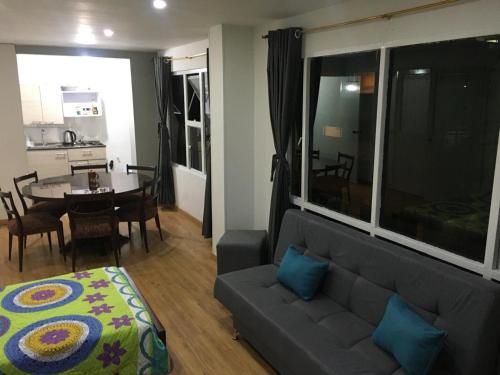 ein Wohnzimmer mit einem Sofa und einem Tisch in der Unterkunft Sweet Flat in Bogotá