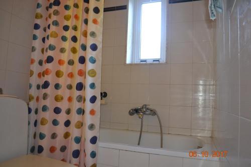 Kúpeľňa v ubytovaní Beautiful maisonette (Όμορφη μεζονέτα)