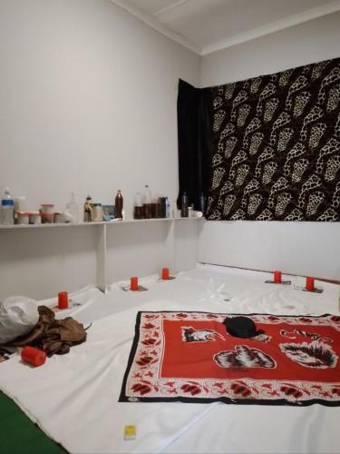 ポロクワネにあるThe Best African Traditional Healer and Love Spell sangoma in Polokwaneのラグ付きのベッドが備わる客室です。