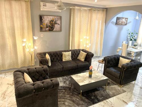 sala de estar con sofá y 2 sillas en Luxury Townhome in Oyarifa, en Oyarifa