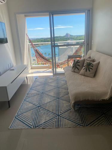 sala de estar con sofá y ventana grande en Valentina, en Cuiabá