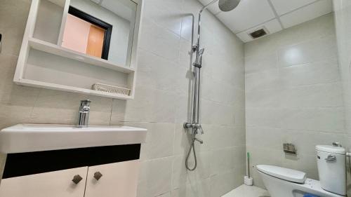 y baño con ducha, lavabo y aseo. en Our Homestay in Hue - SELF CHECKIN en Hue