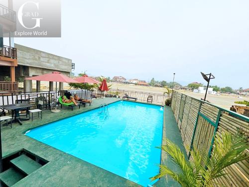 una piscina en el balcón de un hotel en Vang Vieng Central Hotel en Vang Vieng