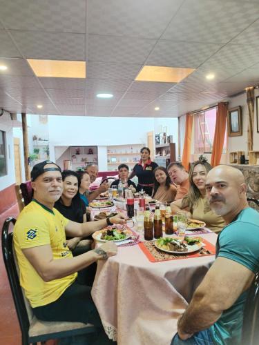 Un groupe de personnes assises à une table et mangeant de la nourriture dans l'établissement Casa familiar Rumichaca, à Urubamba