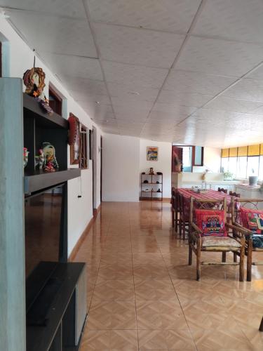 ein Wohnzimmer mit einem Tisch und einem Esszimmer in der Unterkunft Casa familiar Rumichaca in Urubamba