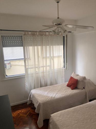 ein Schlafzimmer mit zwei Betten und einem Fenster in der Unterkunft Excelente ubicación y comodidad in Buenos Aires