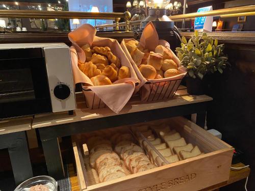 Hotel Silk Tree Nagoya في ناغويا: علبة من المعجنات على رف في مخبز