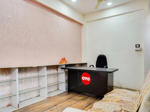 un escritorio con un cartel de aoops en una habitación en OYO Hotel Shivansh, en Bhopal