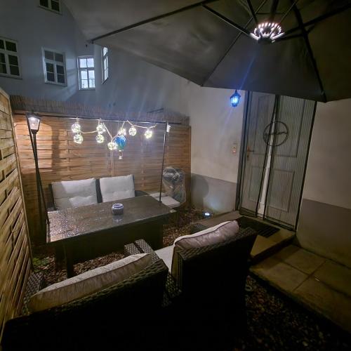 a living room with a couch and an umbrella at Exklusive Gartenwohnung in Vienna