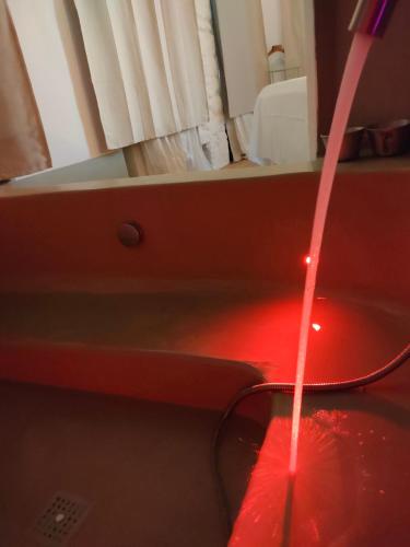 Salle de bains dans l'établissement Torre Subrosa, vasca in camera cromoterapia